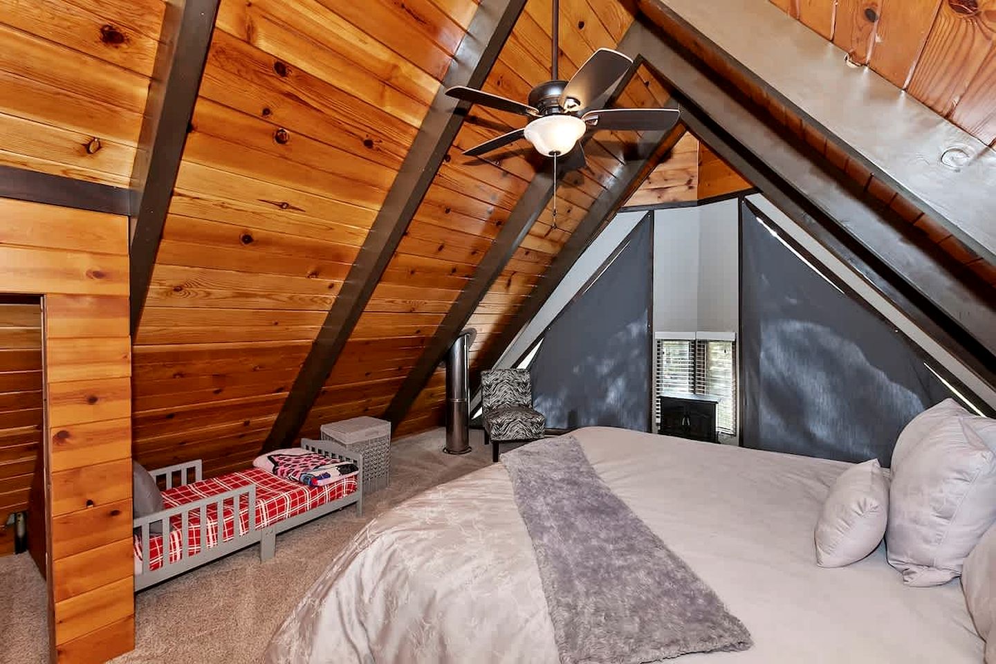 Cozy Mountain Cabin with Hot Tub Near Ski Resorts in Big Bear, California