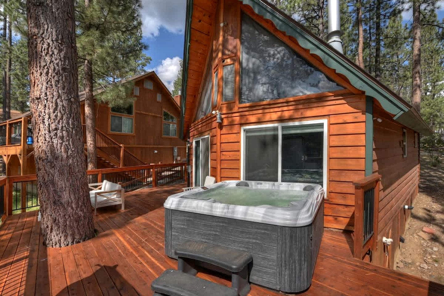 Cozy Mountain Cabin with Hot Tub Near Ski Resorts in Big Bear, California