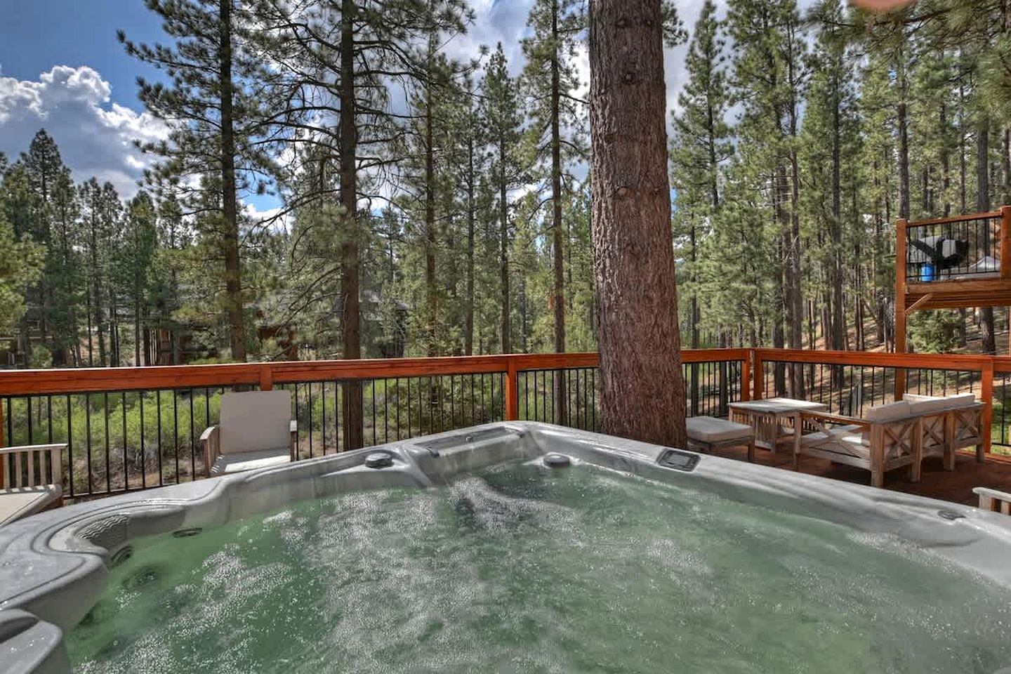Cozy Mountain Cabin with Hot Tub Near Ski Resorts in Big Bear, California