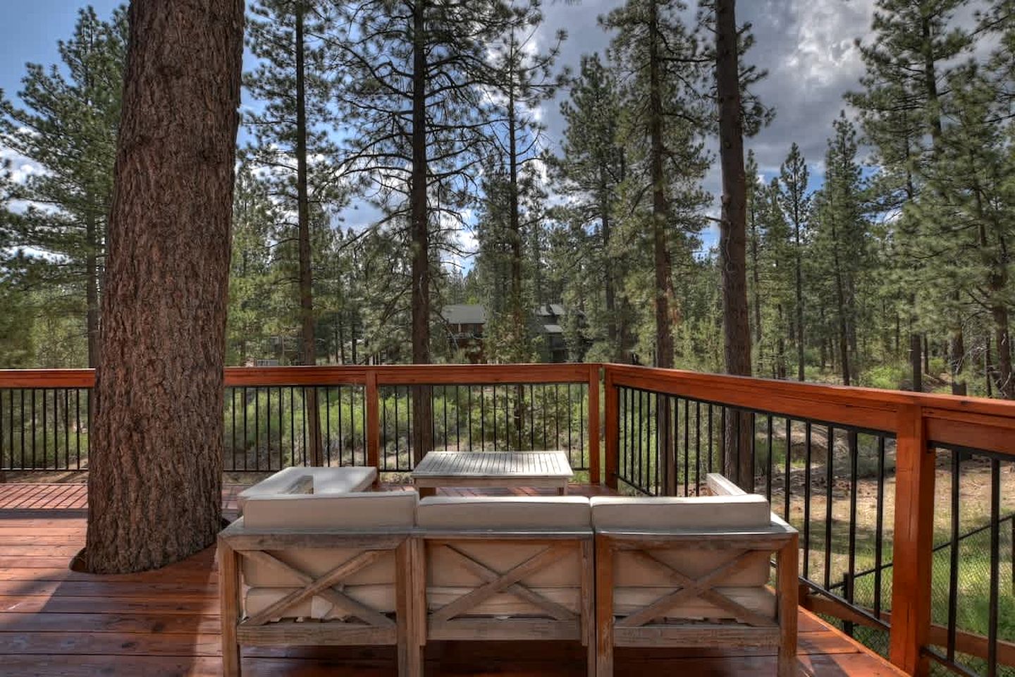 Cozy Mountain Cabin with Hot Tub Near Ski Resorts in Big Bear, California
