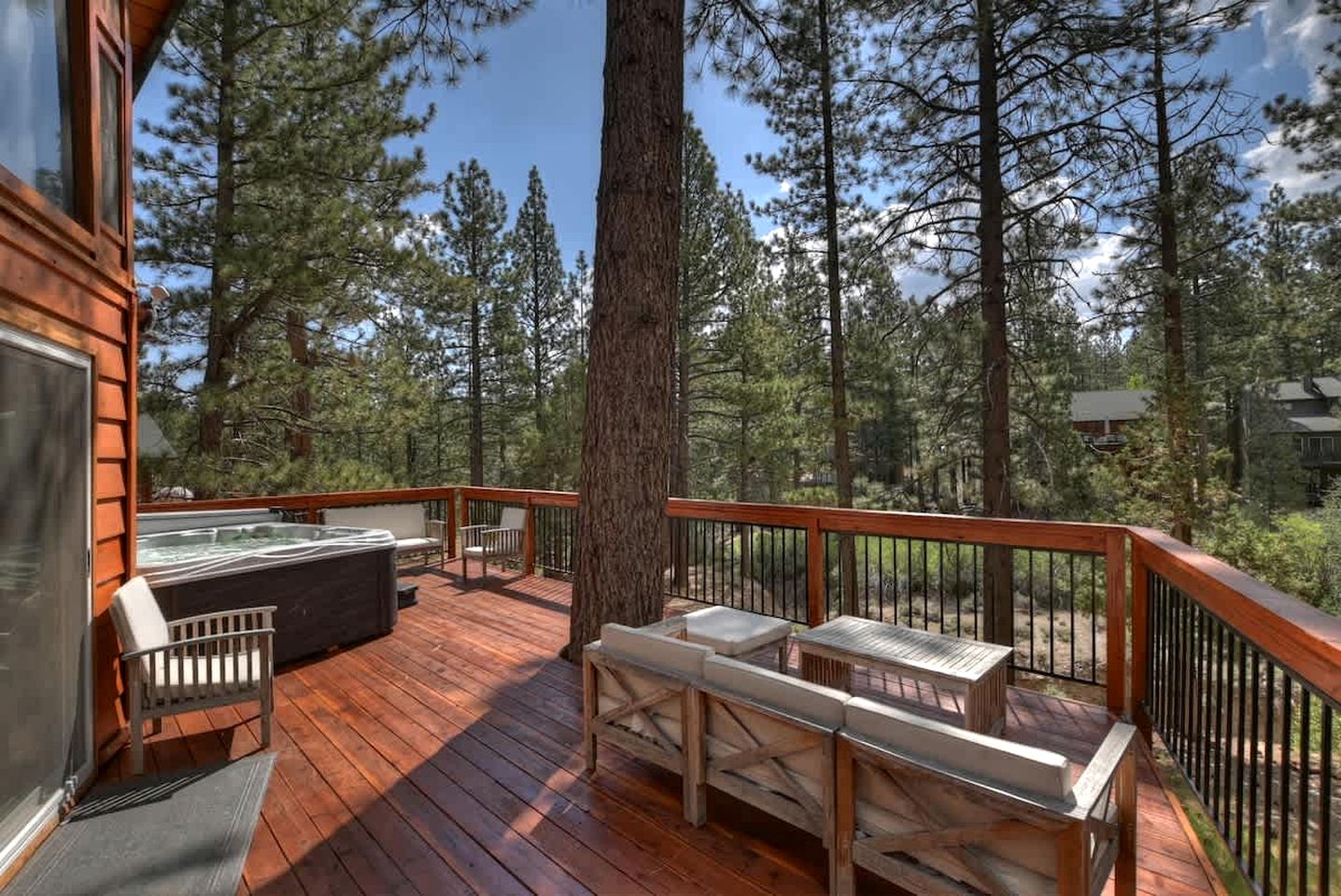 Cozy Mountain Cabin with Hot Tub Near Ski Resorts in Big Bear, California