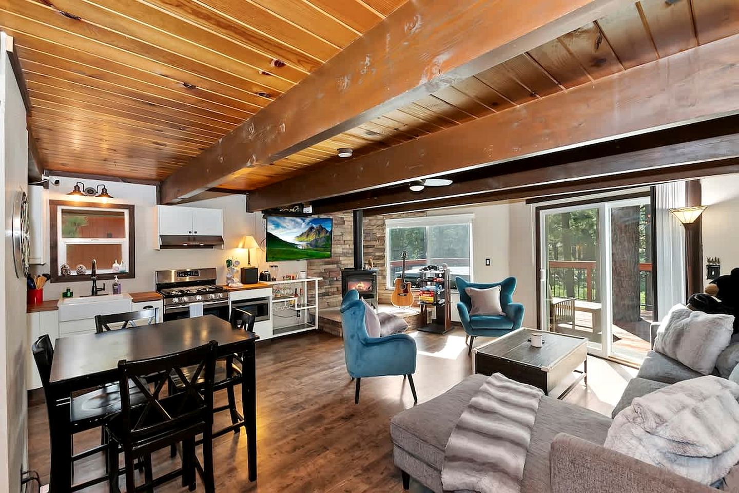 Cozy Mountain Cabin with Hot Tub Near Ski Resorts in Big Bear, California