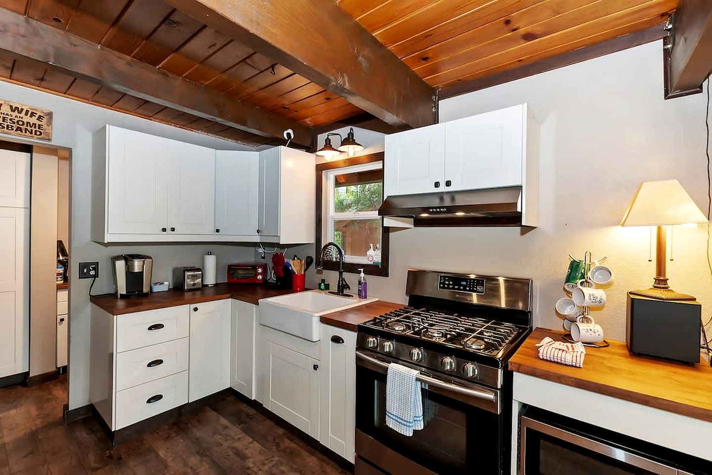 Cozy Mountain Cabin with Hot Tub Near Ski Resorts in Big Bear, California