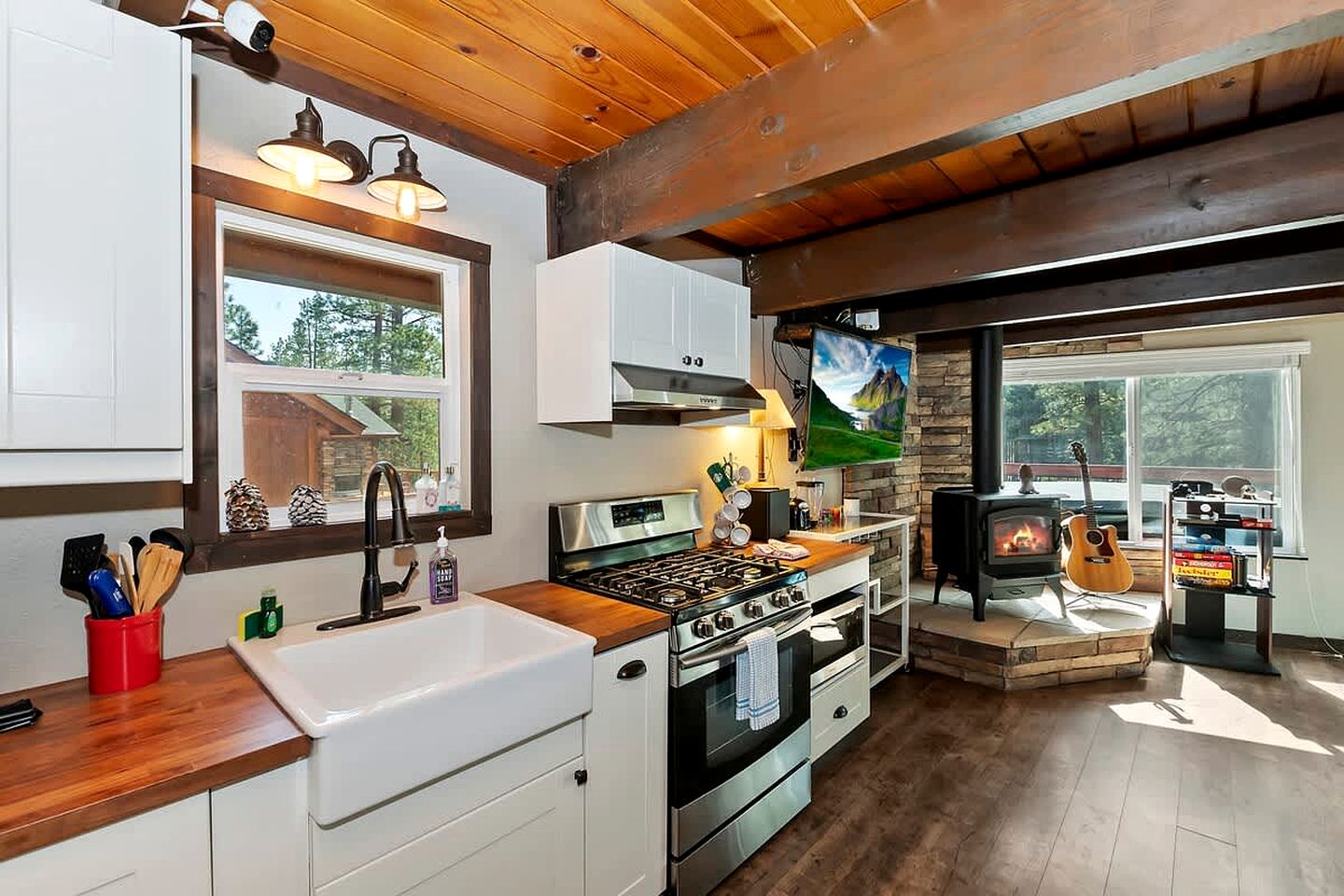 Cozy Mountain Cabin with Hot Tub Near Ski Resorts in Big Bear, California