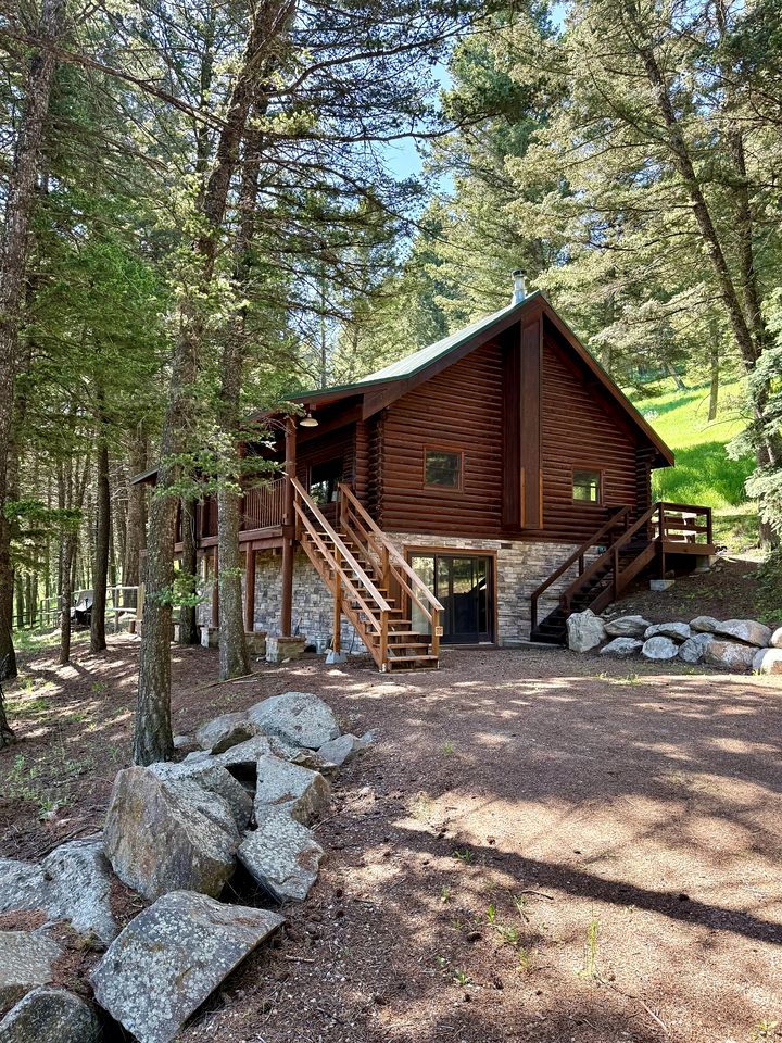 Cozy Mountain Cabin with Jacuzzi Near Ennis Lake in McAllister, Montana