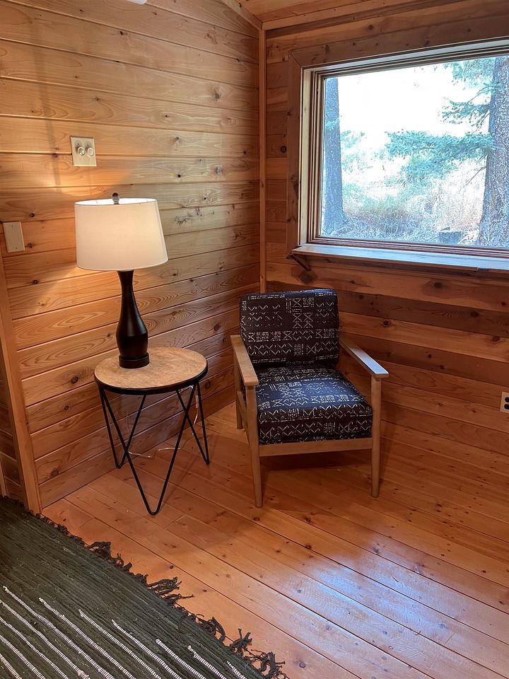 Cozy Mountain Cabin with Jacuzzi Near Ennis Lake in McAllister, Montana