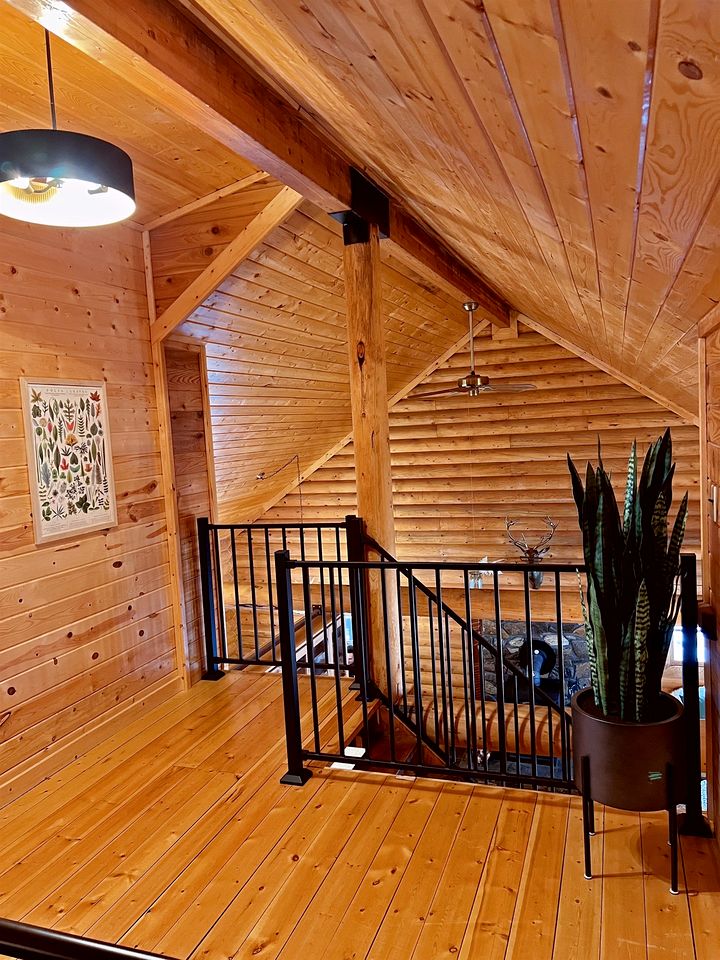 Cozy Mountain Cabin with Jacuzzi Near Ennis Lake in McAllister, Montana