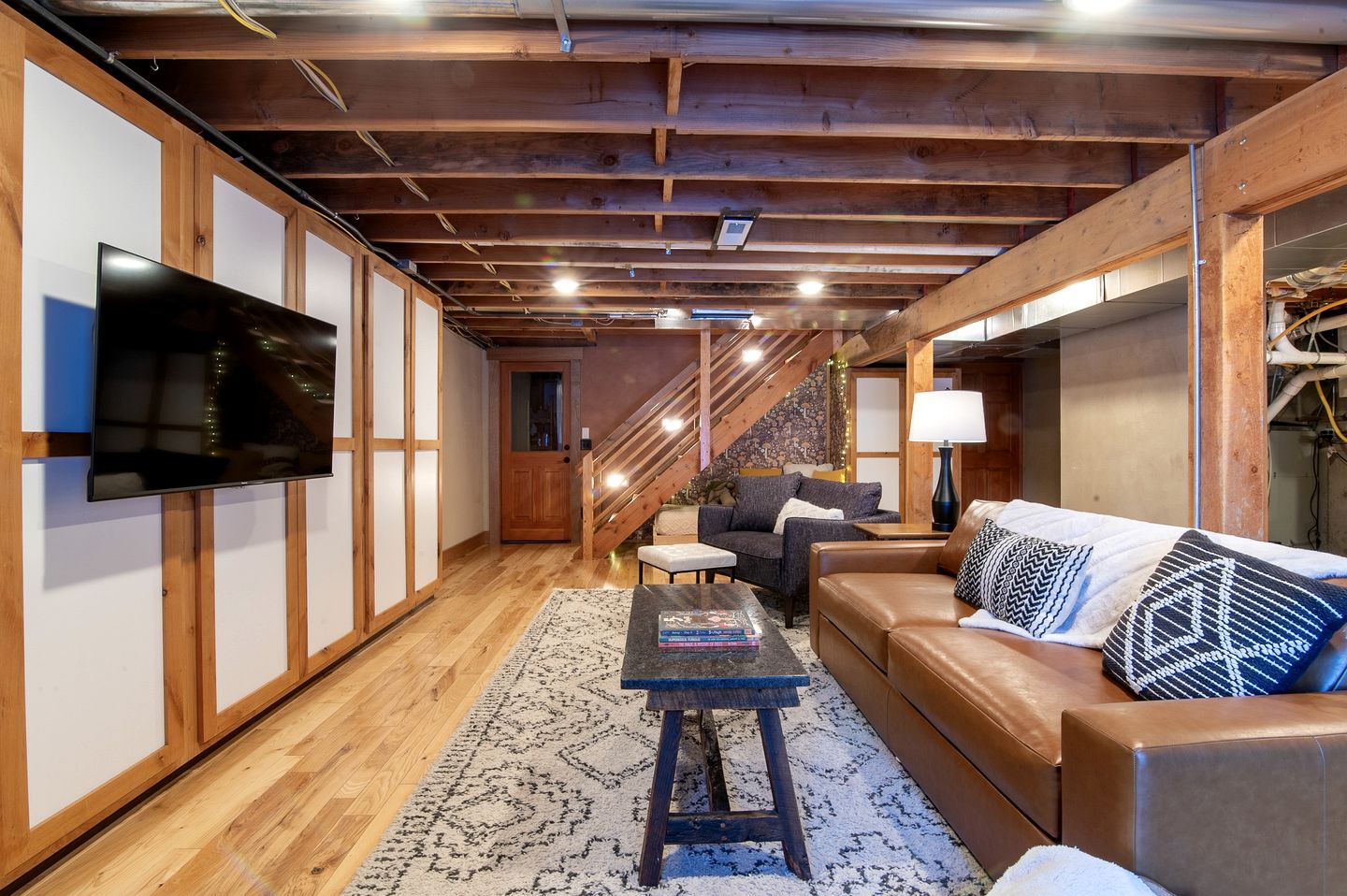 Cozy Mountain Cabin with Jacuzzi Near Ennis Lake in McAllister, Montana