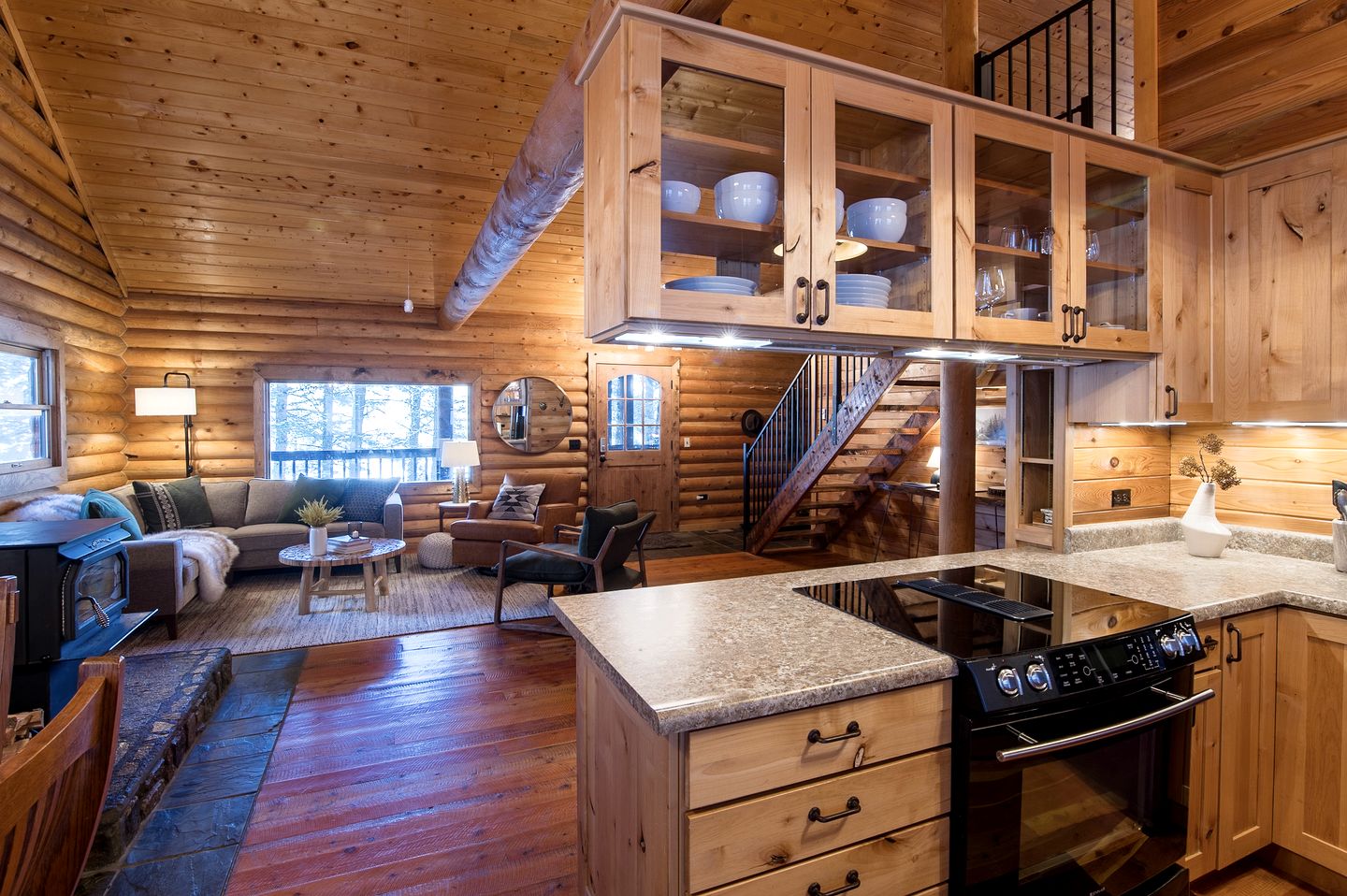 Cozy Mountain Cabin with Jacuzzi Near Ennis Lake in McAllister, Montana