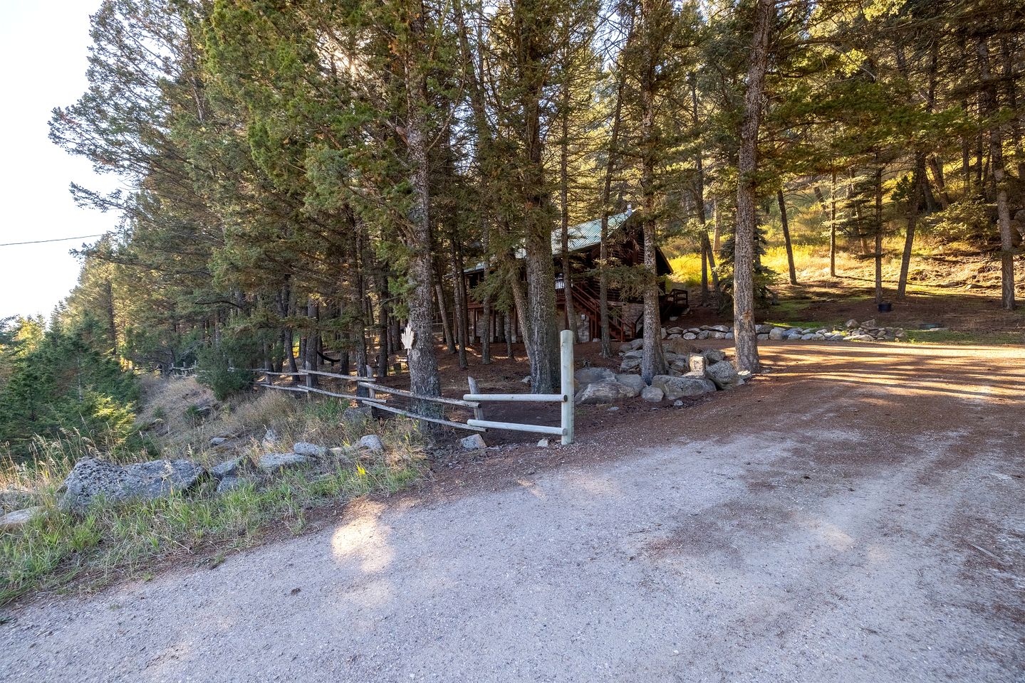 Cozy Mountain Cabin with Jacuzzi Near Ennis Lake in McAllister, Montana