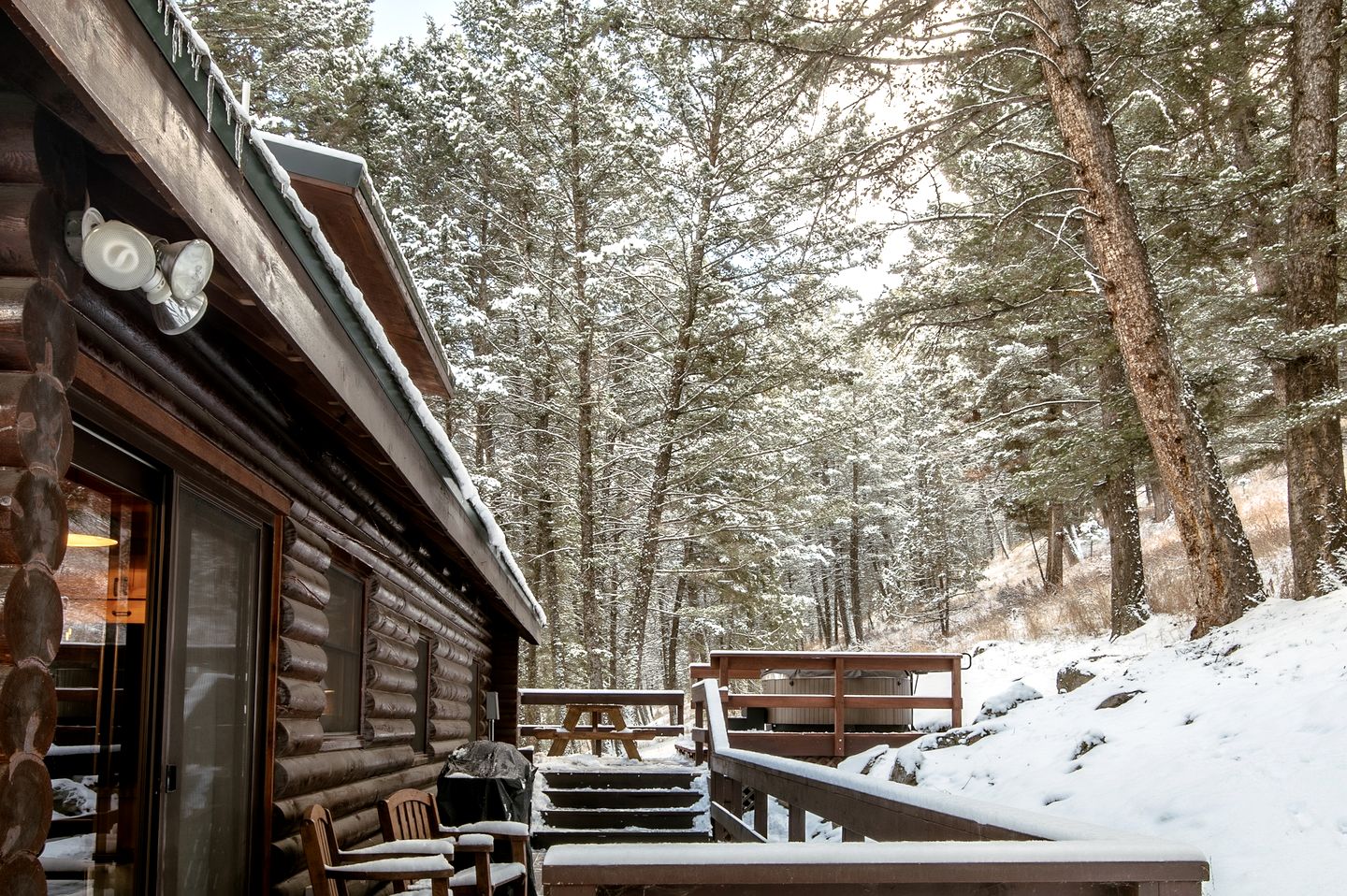 Cozy Mountain Cabin with Jacuzzi Near Ennis Lake in McAllister, Montana
