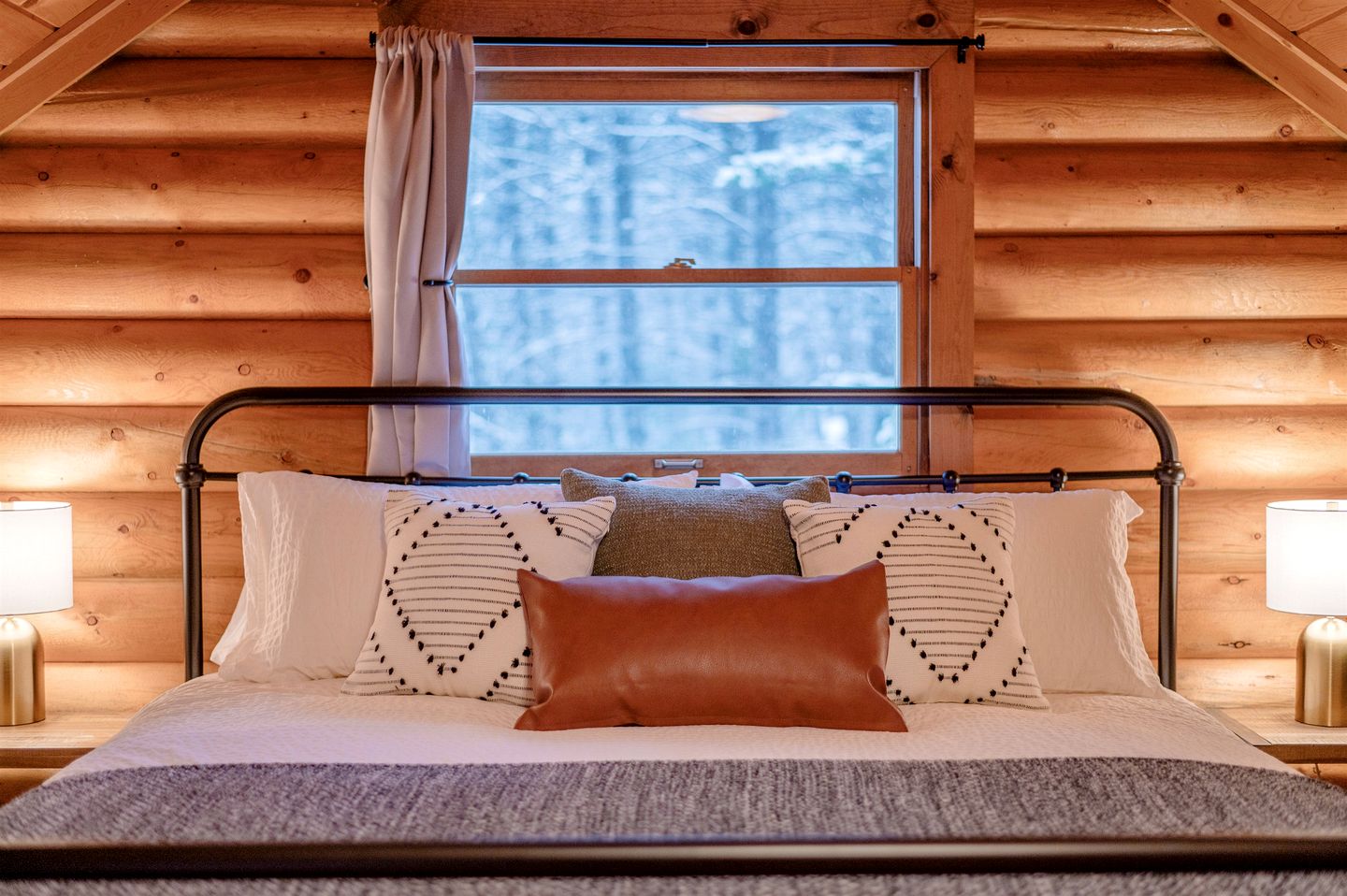 Cozy Mountain Cabin with Jacuzzi Near Ennis Lake in McAllister, Montana