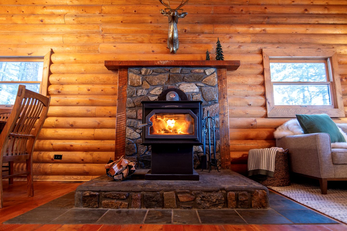 Cozy Mountain Cabin with Jacuzzi Near Ennis Lake in McAllister, Montana
