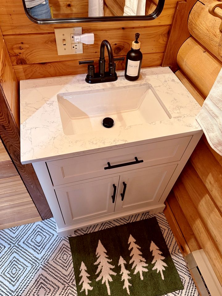 Cozy Mountain Cabin with Jacuzzi Near Ennis Lake in McAllister, Montana