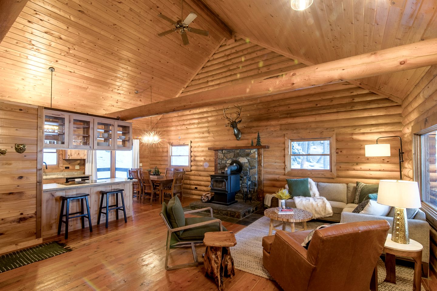 Cozy Mountain Cabin with Jacuzzi Near Ennis Lake in McAllister, Montana