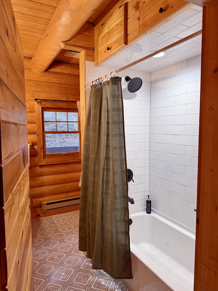 Cozy Mountain Cabin with Jacuzzi Near Ennis Lake in McAllister, Montana