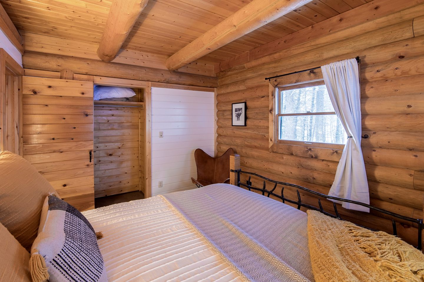 Cozy Mountain Cabin with Jacuzzi Near Ennis Lake in McAllister, Montana
