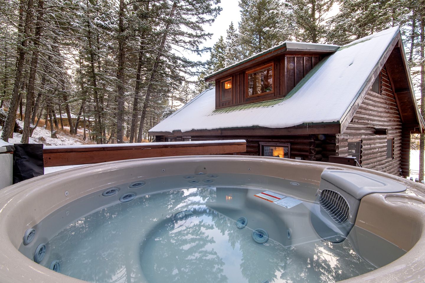 Cozy Mountain Cabin with Jacuzzi Near Ennis Lake in McAllister, Montana