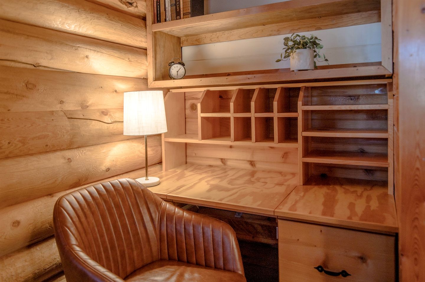 Cozy Mountain Cabin with Jacuzzi Near Ennis Lake in McAllister, Montana