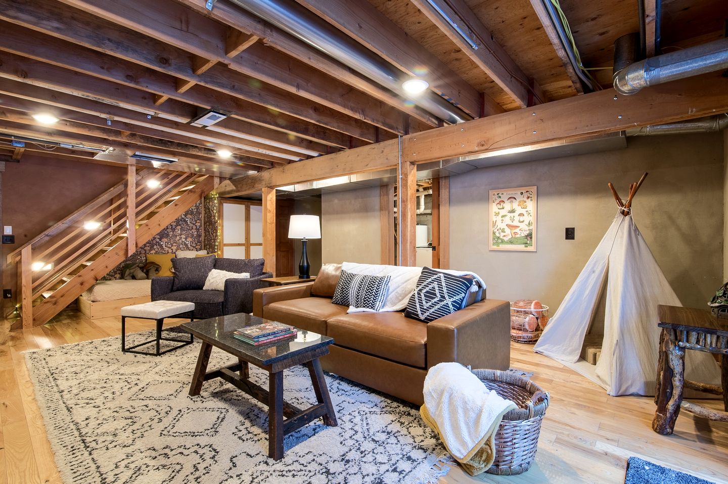 Cozy Mountain Cabin with Jacuzzi Near Ennis Lake in McAllister, Montana