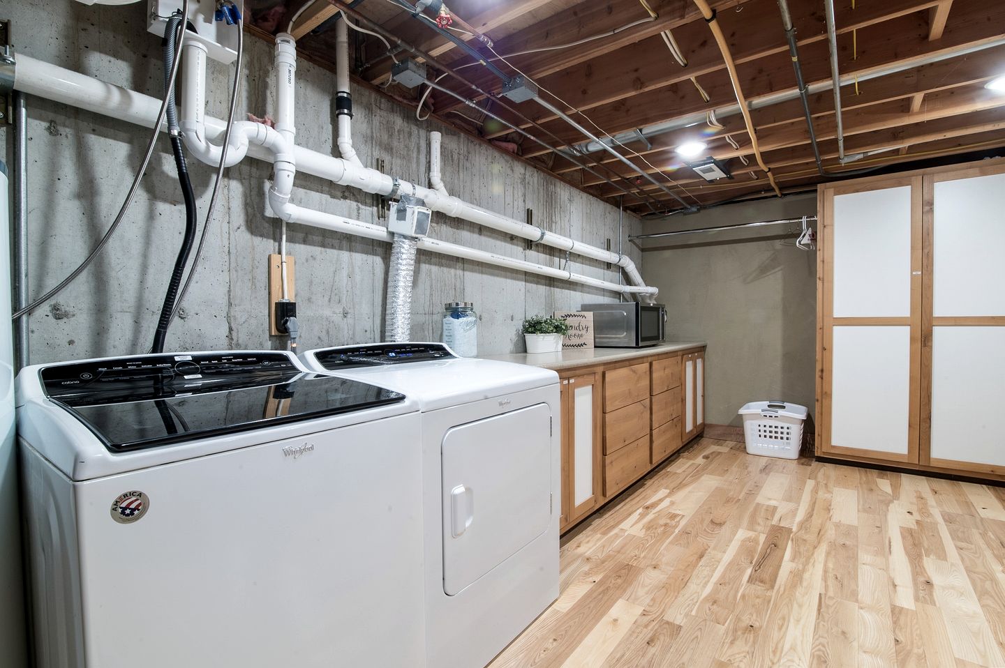 Cozy Mountain Cabin with Jacuzzi Near Ennis Lake in McAllister, Montana