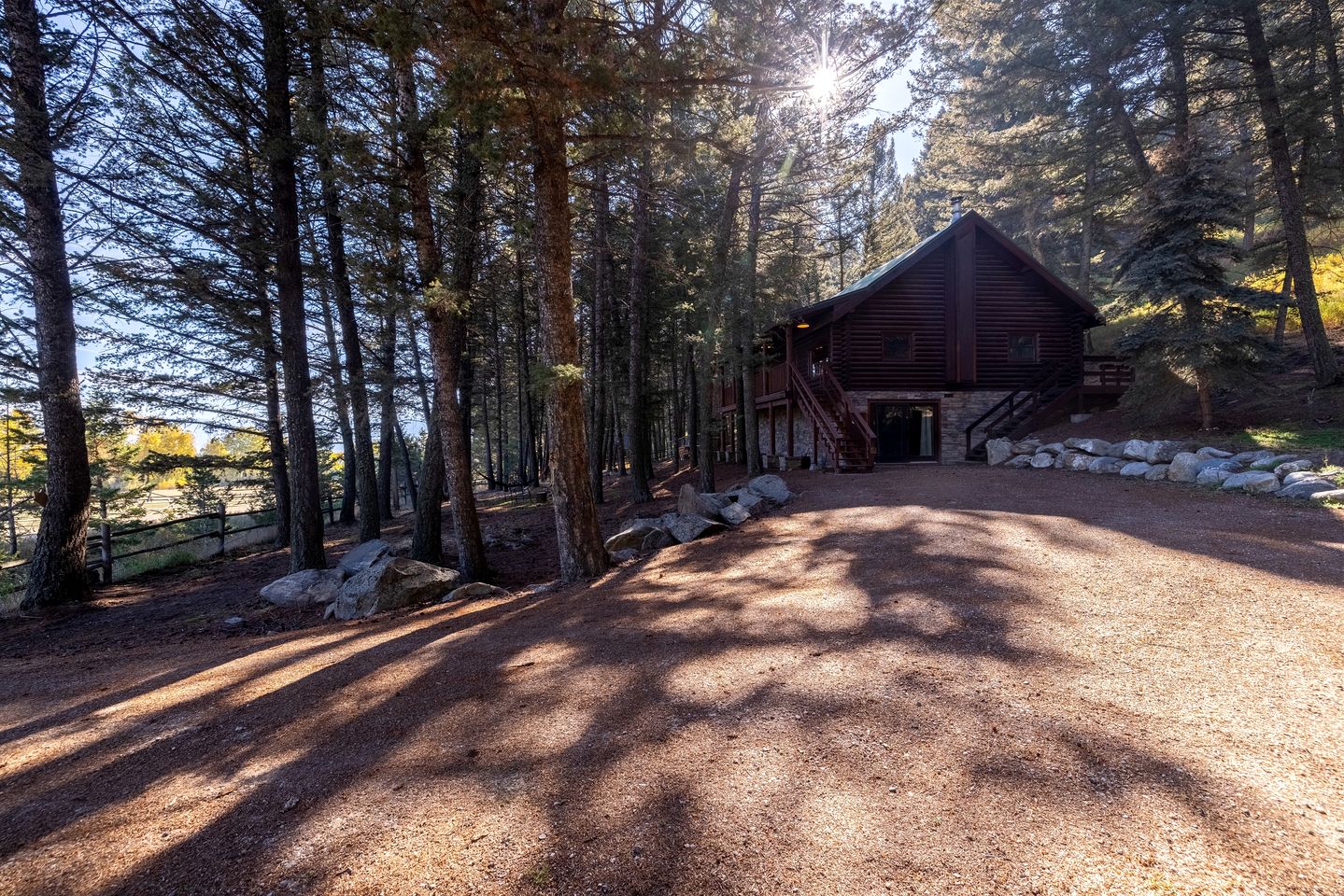 Cozy Mountain Cabin with Jacuzzi Near Ennis Lake in McAllister, Montana