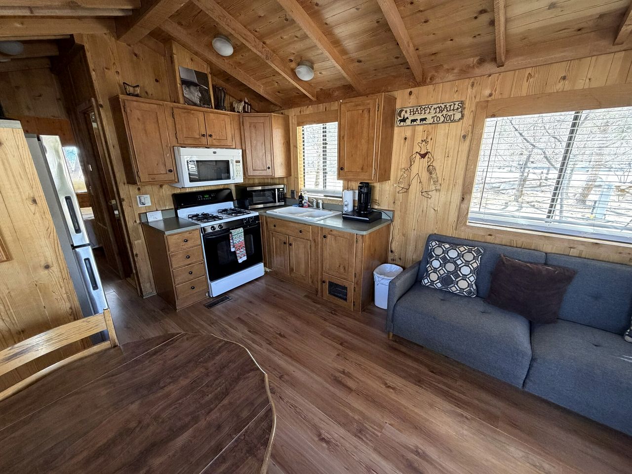 Cozy Mountain-Style Cabin with Scenic Sierra Nevada Views Near Lone Pine, California