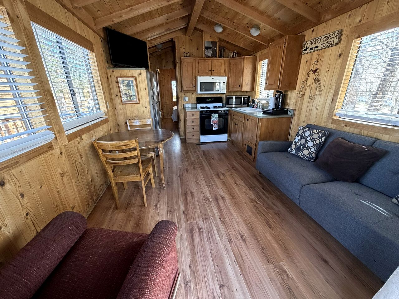 Cozy Mountain-Style Cabin with Scenic Sierra Nevada Views Near Lone Pine, California