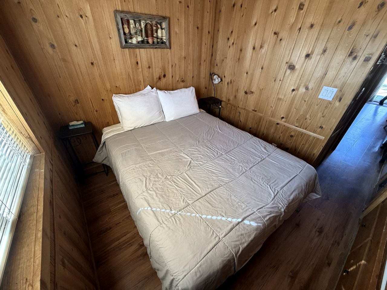 Cozy Mountain-Style Cabin with Scenic Sierra Nevada Views Near Lone Pine, California