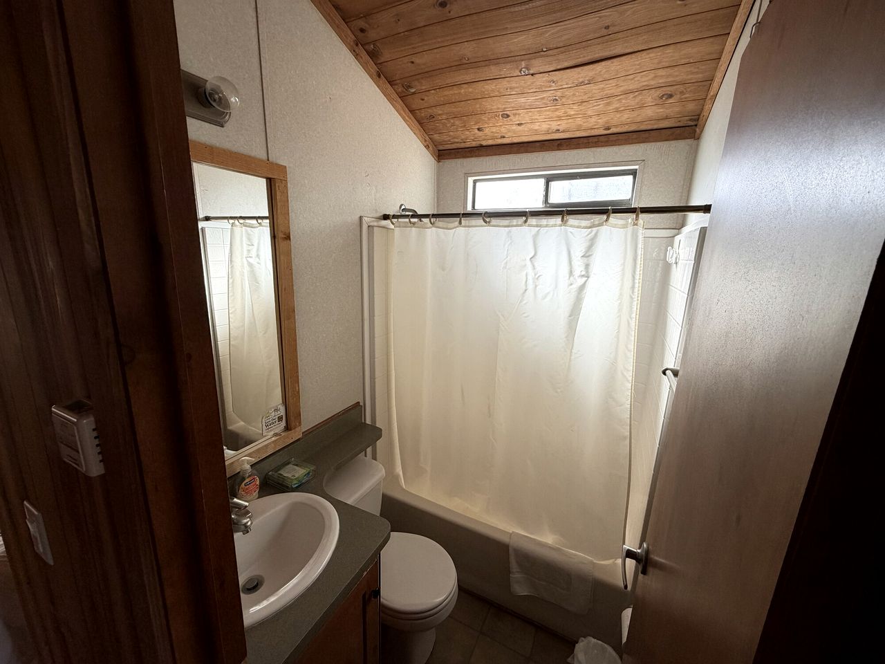 Cozy Mountain-Style Cabin with Scenic Sierra Nevada Views Near Lone Pine, California