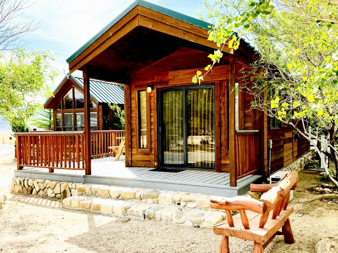 Cabins (United States of America, Lone Pine, California)