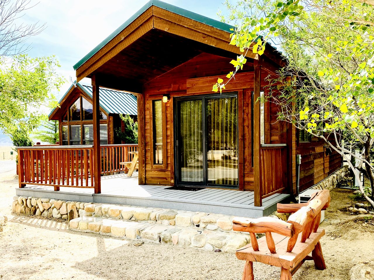 Cozy Mountain-Style Cabin with Scenic Sierra Nevada Views Near Lone Pine, California