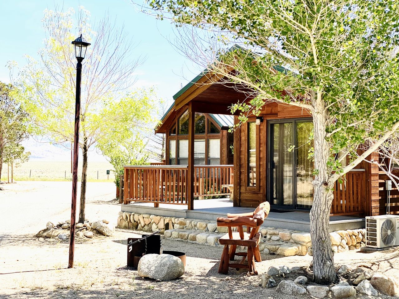 Cozy Mountain-Style Cabin with Scenic Sierra Nevada Views Near Lone Pine, California