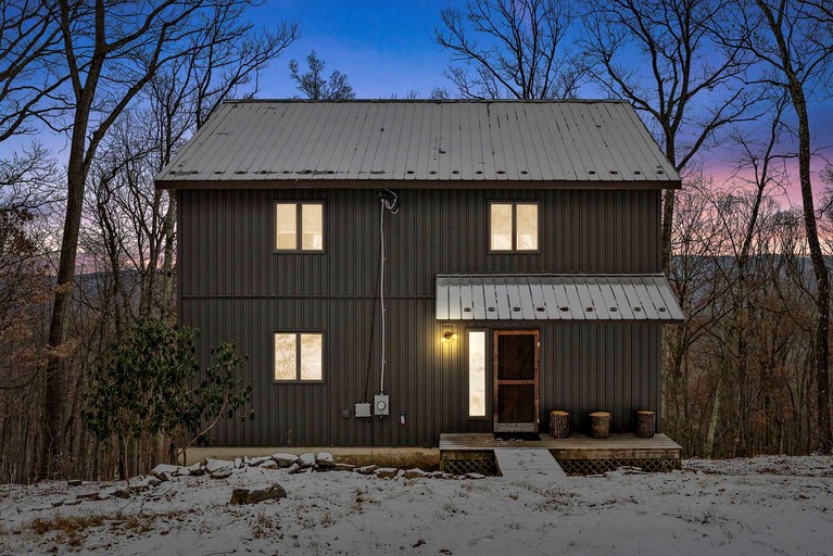 Charming Post-and-Beam Mountain Cabin with Hot Tub Near Berkeley Springs | Great Cacapon, WV