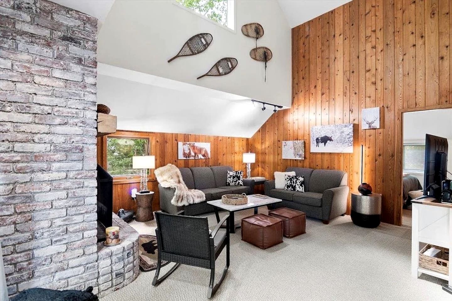 Cozy Mountain Townhouse with Fireplace near Stratton Mountain, Bondville, VT