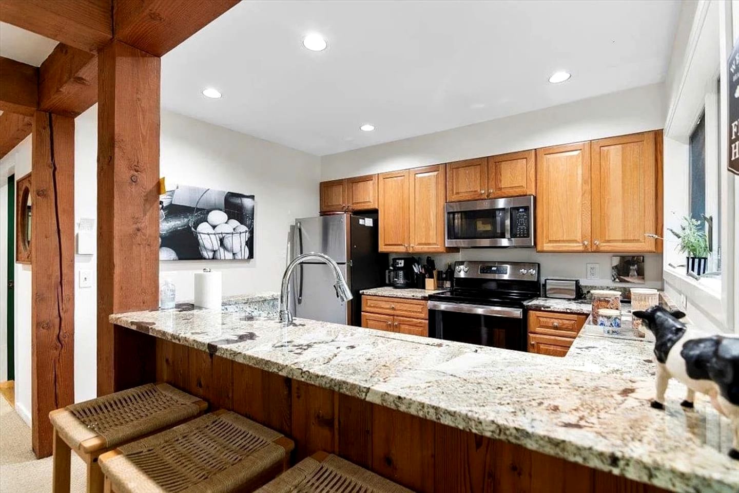 Cozy Mountain Townhouse with Fireplace near Stratton Mountain, Bondville, VT