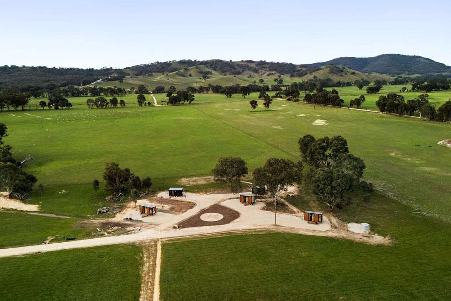 Cozy Off-Grid Tiny House Farm Stay with Wildlife Views near Pyrenees Wine Region, Warrenmang Victoria