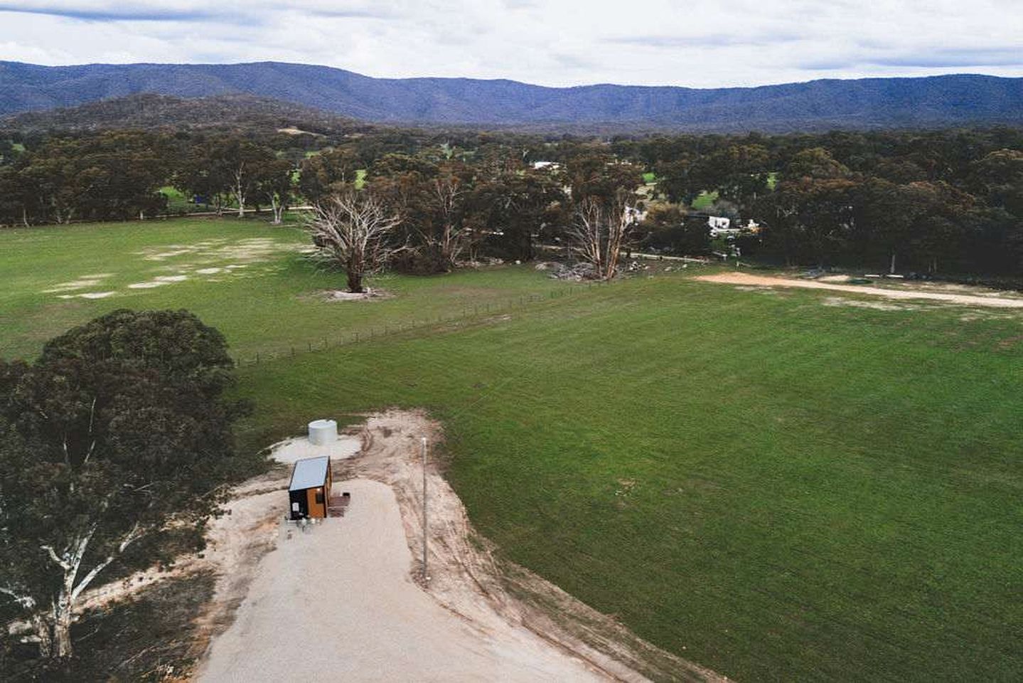 Cozy Off-Grid Tiny House Farm Stay with Wildlife Views near Pyrenees Wine Region, Warrenmang Victoria