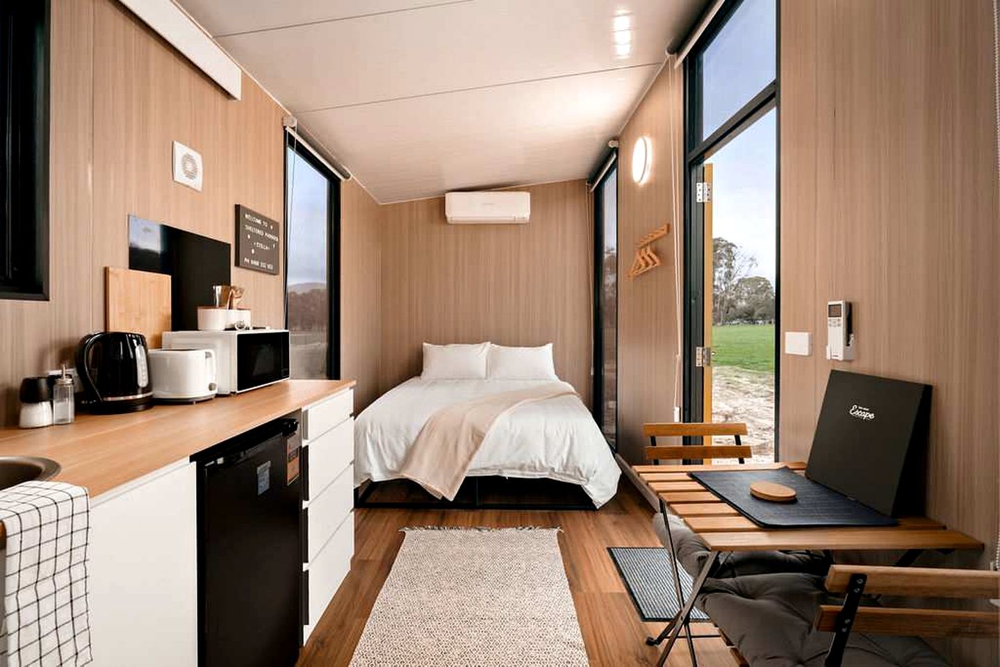 Cozy Off-Grid Tiny House Farm Stay with Wildlife Views near Pyrenees Wine Region, Warrenmang Victoria