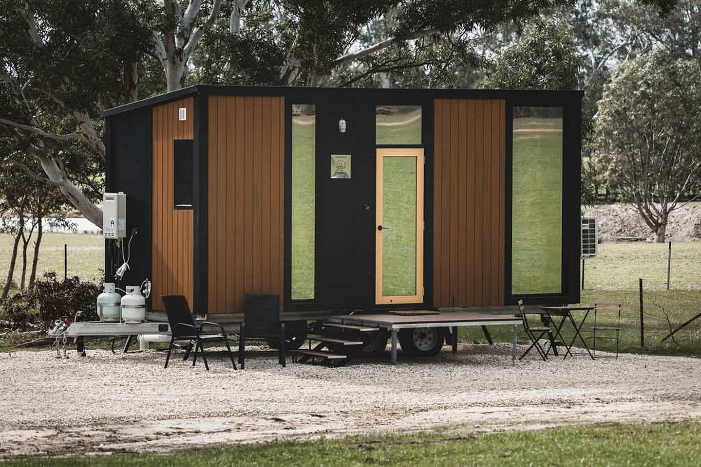 Cozy Off-Grid Tiny House Farm Stay with Wildlife Views near Pyrenees Wine Region, Warrenmang Victoria