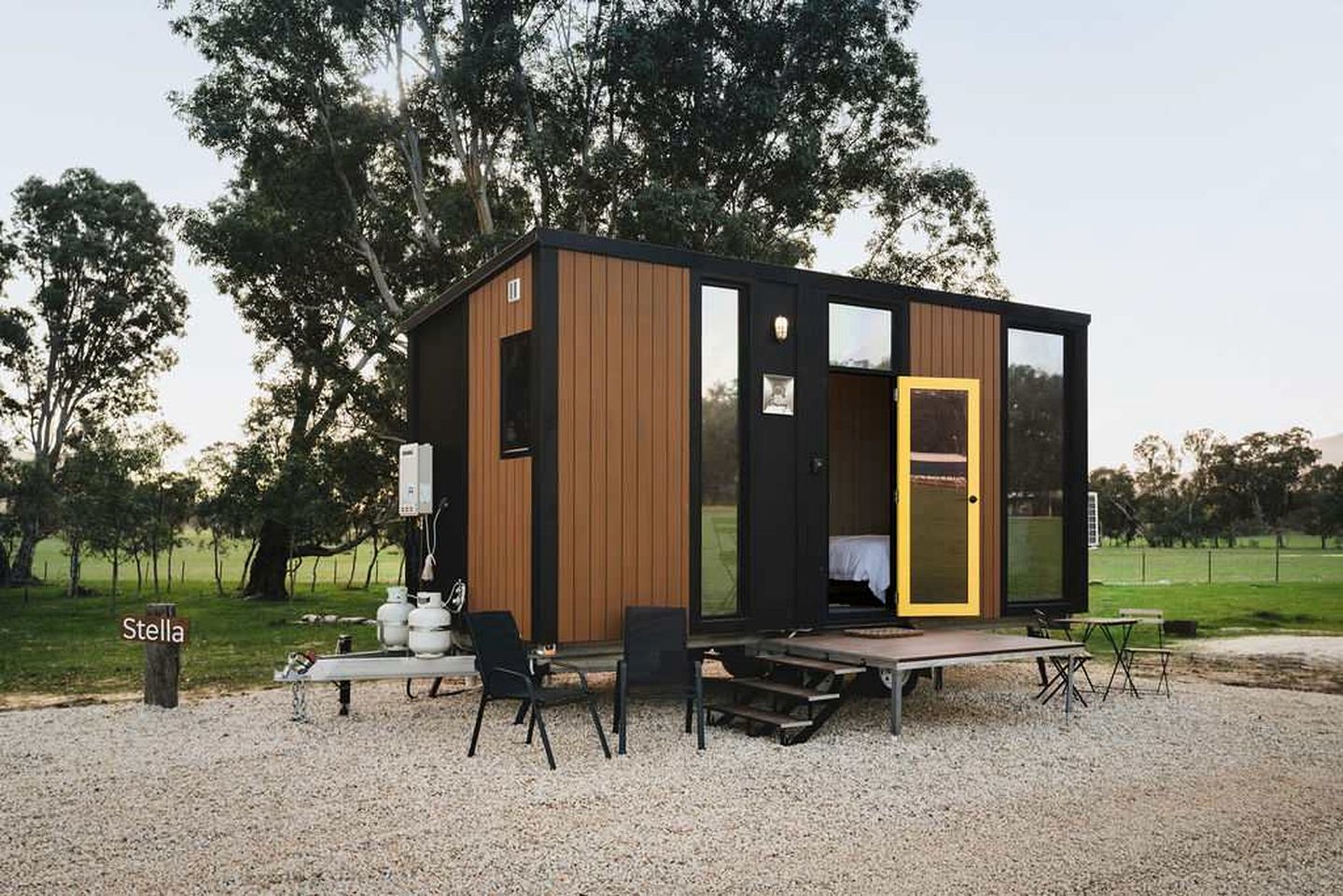 Cozy Off-Grid Tiny House Farm Stay with Wildlife Views near Pyrenees Wine Region, Warrenmang Victoria