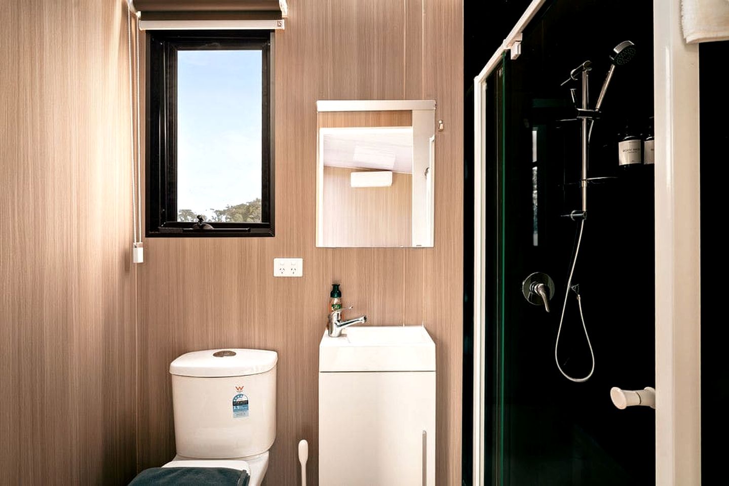 Cozy Off-Grid Tiny House Farm Stay with Wildlife Views near Pyrenees Wine Region, Warrenmang Victoria