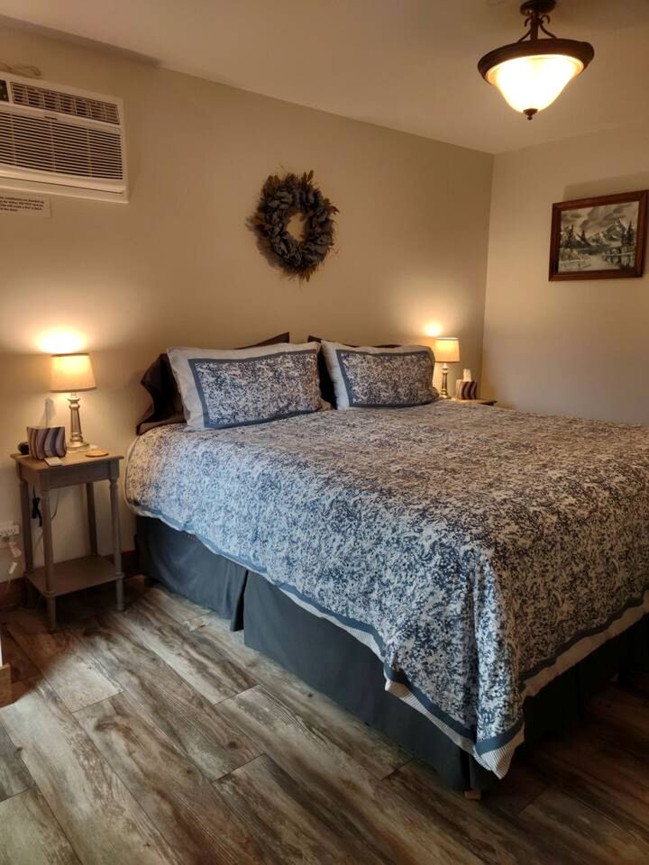 Cozy Pet-Friendly Cabin in Hyde Park, Vermont - Perfect for a Nature Escape near the Green River Reservoir State Park