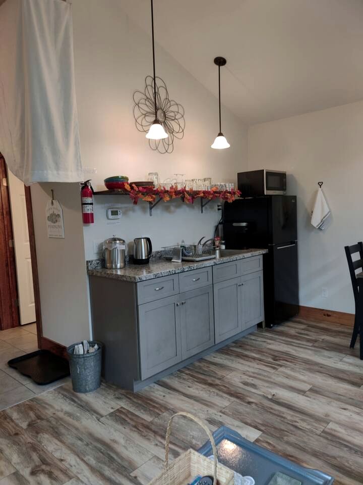 Cozy Pet-Friendly Cabin in Hyde Park, Vermont - Perfect for a Nature Escape near the Green River Reservoir State Park