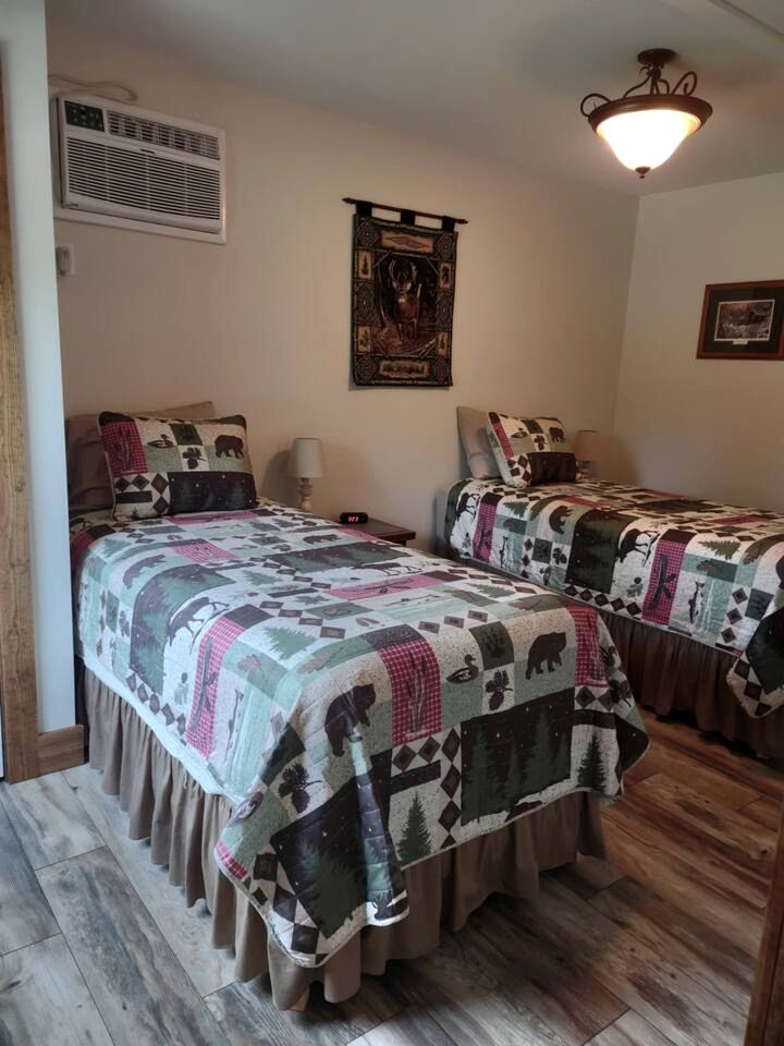 Cozy Pet-Friendly Cabin in Hyde Park, Vermont - Perfect for a Nature Escape near the Green River Reservoir State Park