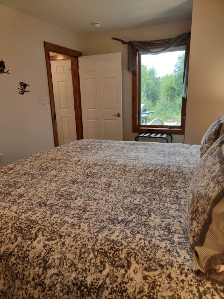 Cozy Pet-Friendly Cabin in Hyde Park, Vermont - Perfect for a Nature Escape near the Green River Reservoir State Park