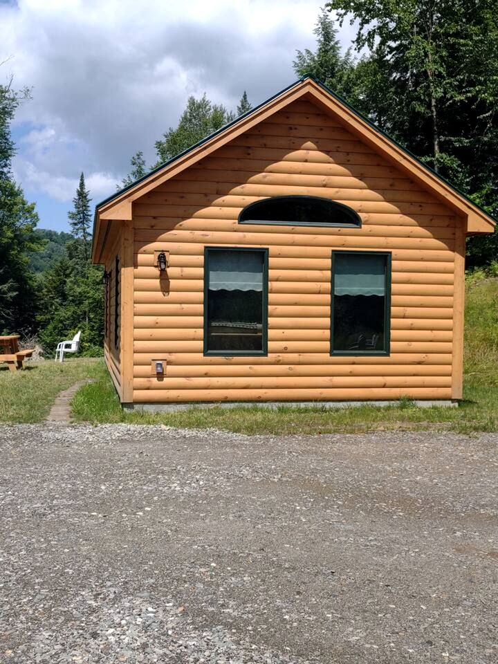 Cozy Pet-Friendly Cabin in Hyde Park, Vermont - Perfect for a Nature Escape near the Green River Reservoir State Park