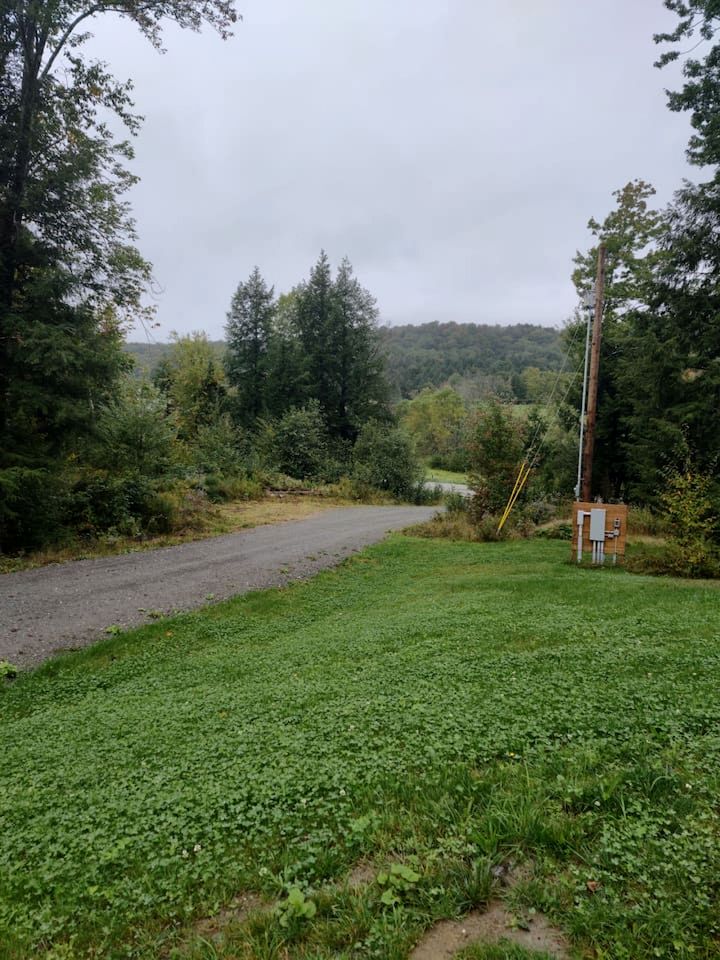 Cozy Pet-Friendly Cabin in Hyde Park, Vermont - Perfect for a Nature Escape near the Green River Reservoir State Park