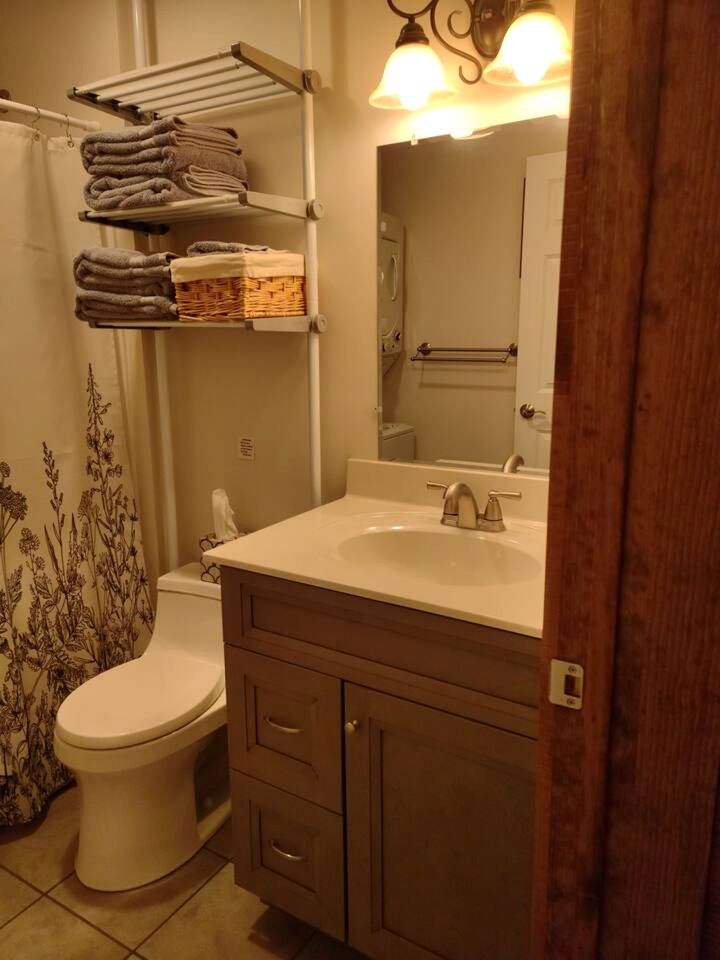 Cozy Pet-Friendly Cabin in Hyde Park, Vermont - Perfect for a Nature Escape near the Green River Reservoir State Park