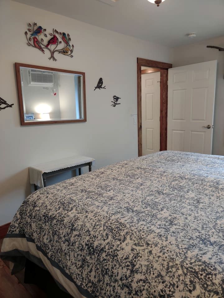 Cozy Pet-Friendly Cabin in Hyde Park, Vermont - Perfect for a Nature Escape near the Green River Reservoir State Park